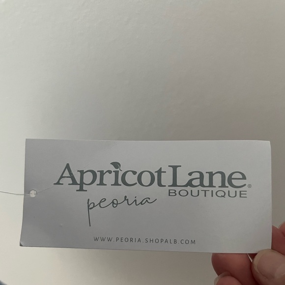 Apricot Lane Crop Top with Eyelet Sleeves - Picture 3 of 4